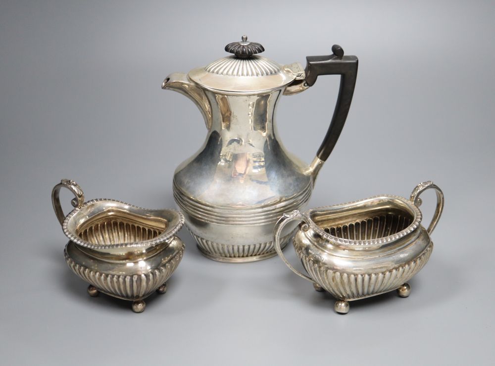 A matched late 19th/early 20th century demi-fluted silver three piece tea set, Sheffield, 1899 & London, 1901, gross 21.5 oz.